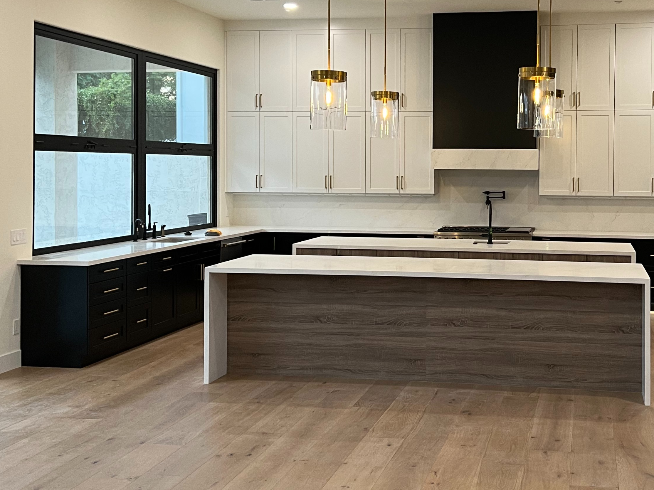Our bi-fold windows are ideal for flexible spaces. Easy to operate and efficient, they provide seamless integration between indoor and outdoor environments.